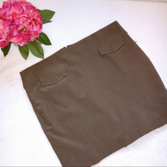 Express Dresses & Skirts - Adorable Express Skirt with Front Flap Pockets